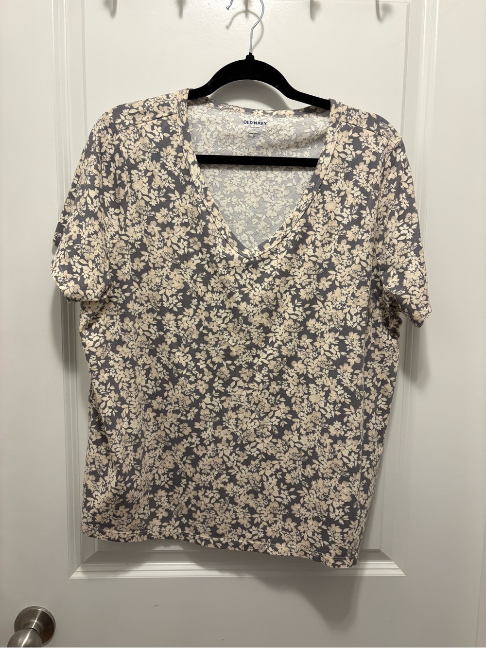 Old Navy Gray Floral V-Neck Short Sleeve Top